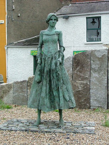 10-09-Annes-Statue